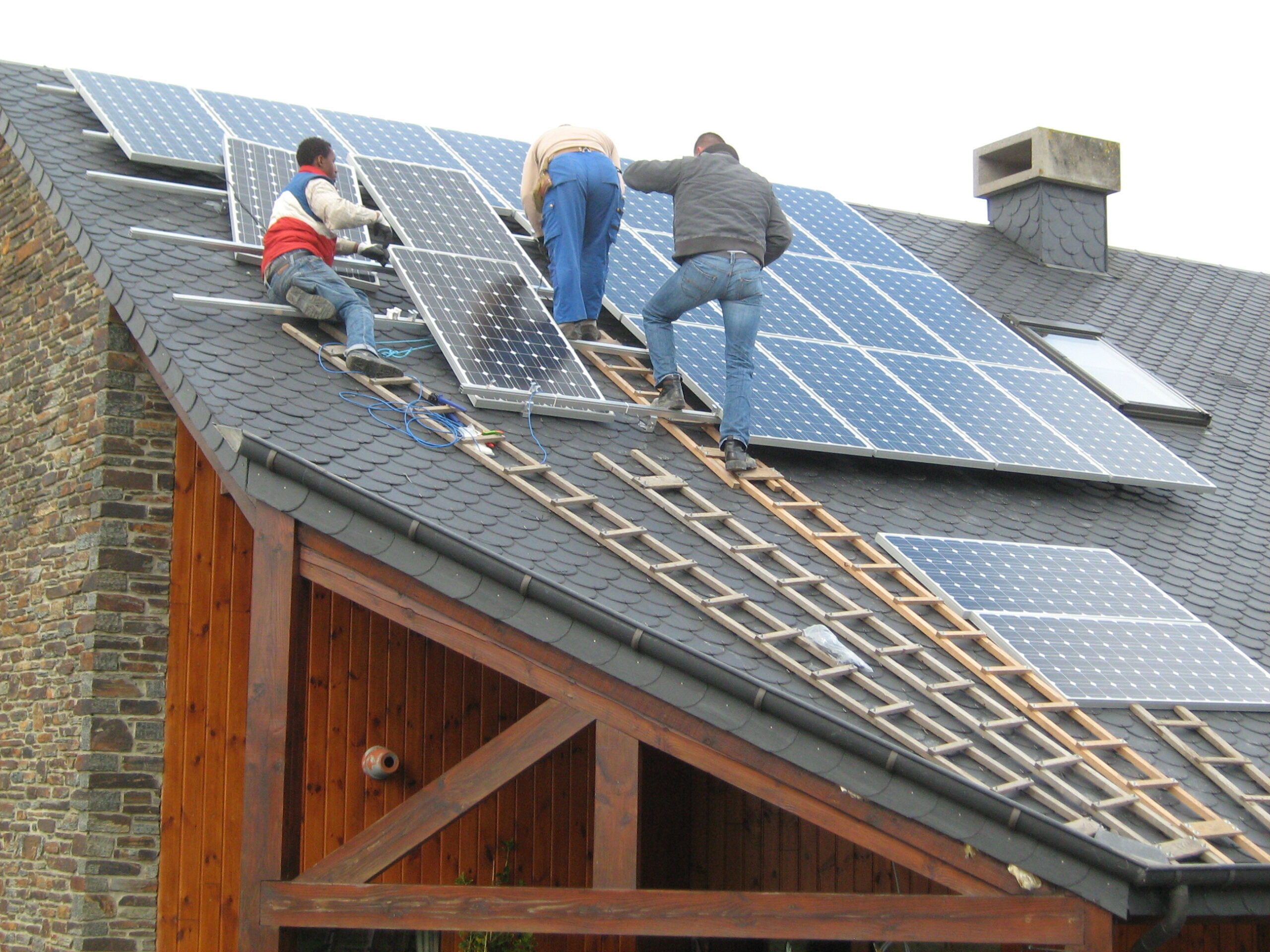 roi-installations-photovoltaiques-2-scaled Le retour sur investissement des installations photovoltaïques : tout ce qu'il faut savoir