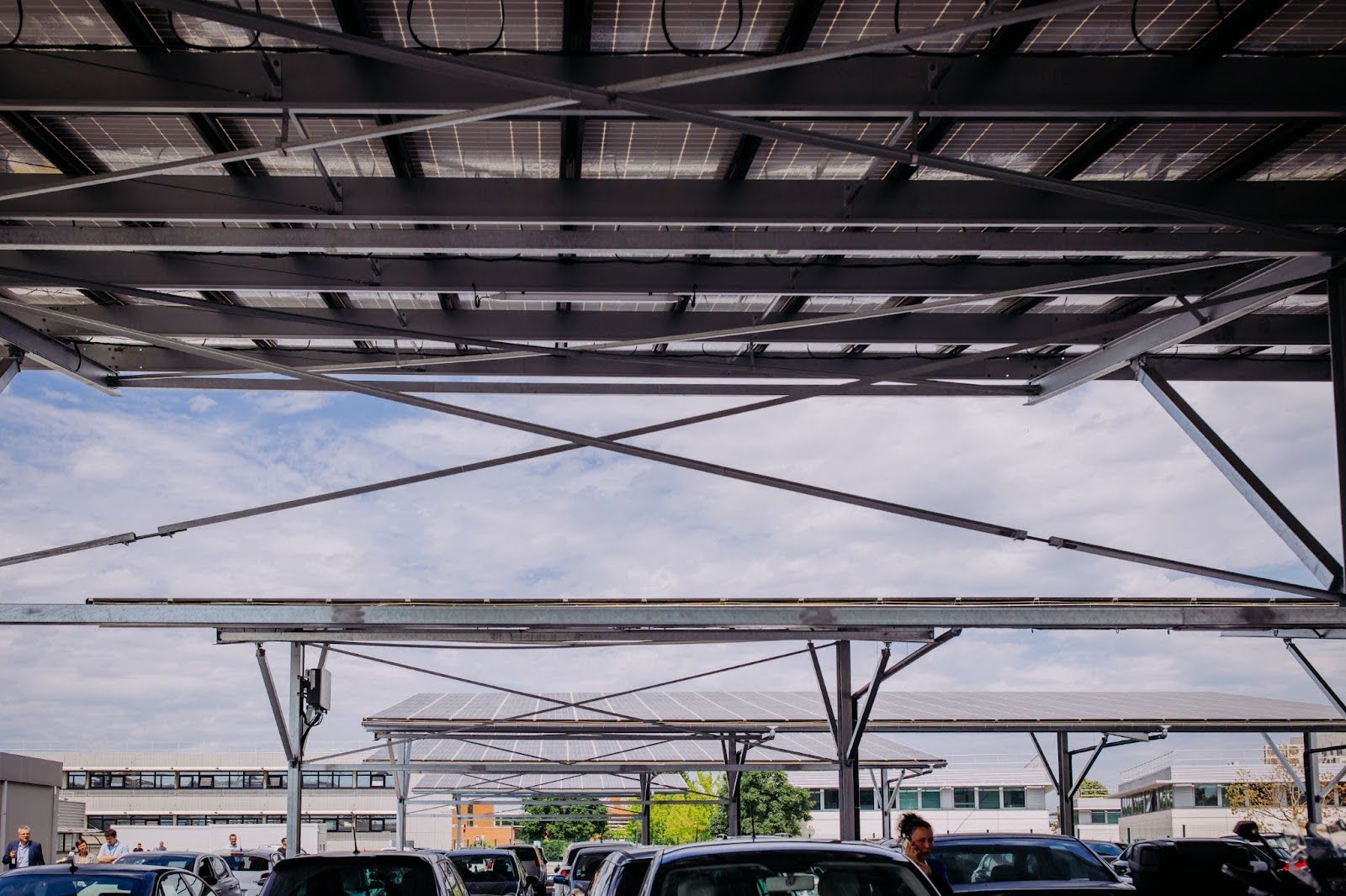découvrez la centrale solaire de l'aéroport toulouse-blagnac, une installation innovante qui valorise l'énergie renouvelable pour un avenir plus durable.
