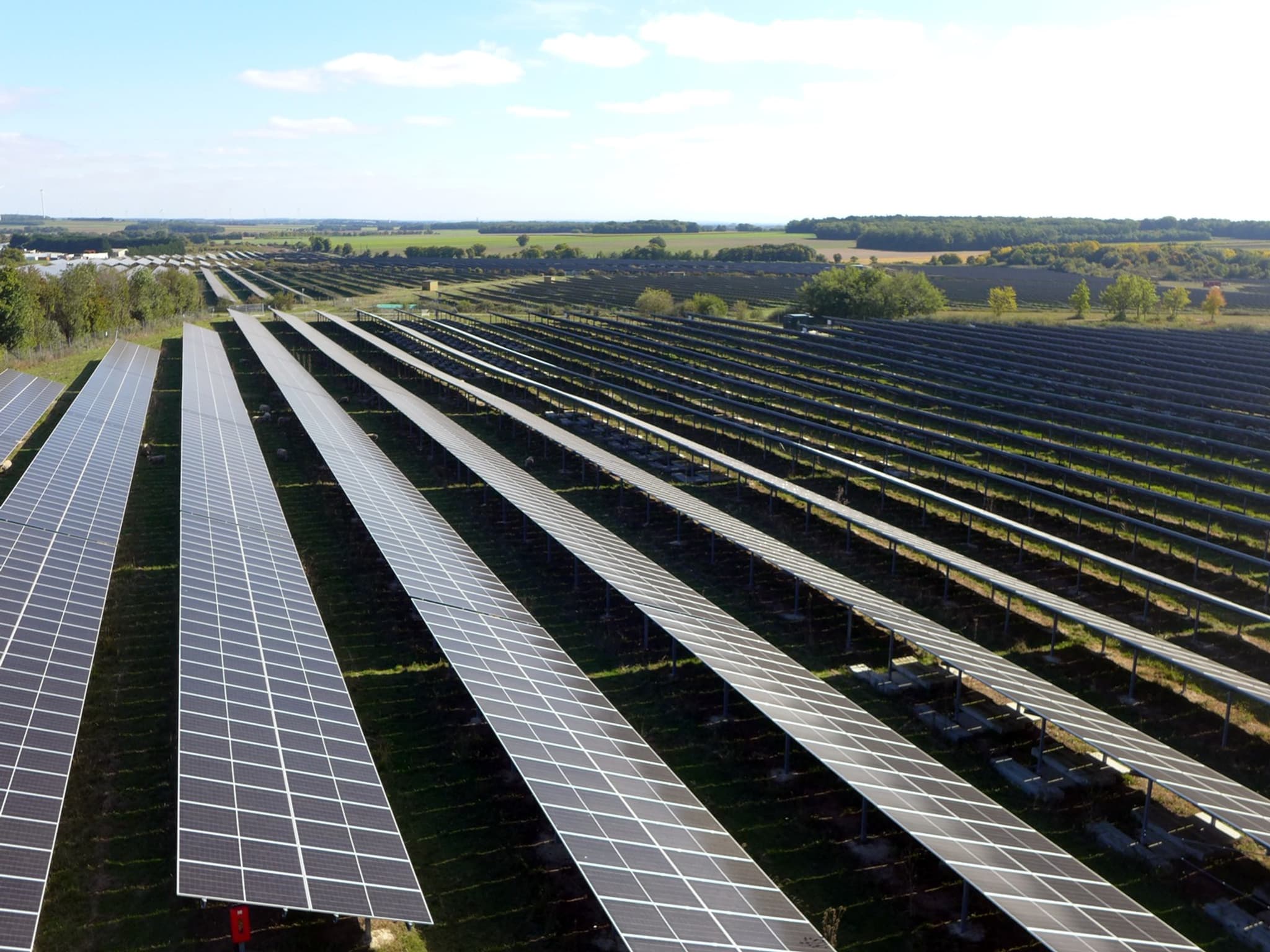 le projet photovoltaïque de fouesnant est relancé, visant à développer une énergie propre et durable pour la région.