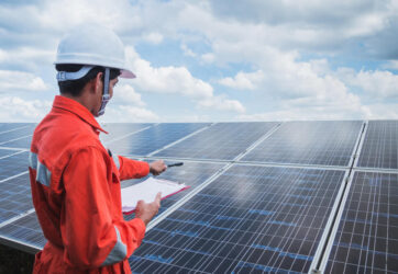 ingenieur-installe-centrale-solaire-familiale-1 Un ingénieur installe une centrale solaire impressionnante de 104 panneaux photovoltaïques dans son propre jardin