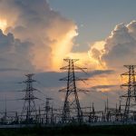 rte relance le débat sur le développement de l'énergie éolienne et solaire en france, diskutant leurs impacts et perspectives pour la transition énergétique.