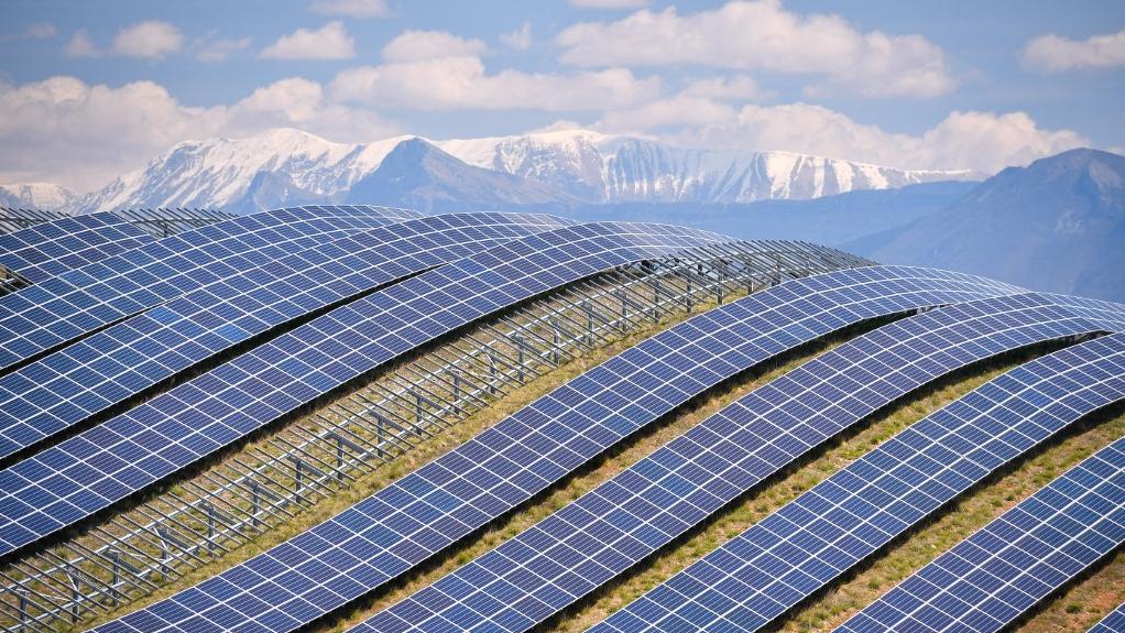 explorez la découverte d'une centrale photovoltaïque dans les alpes, une source d'énergie propre et durable au cœur des montagnes.