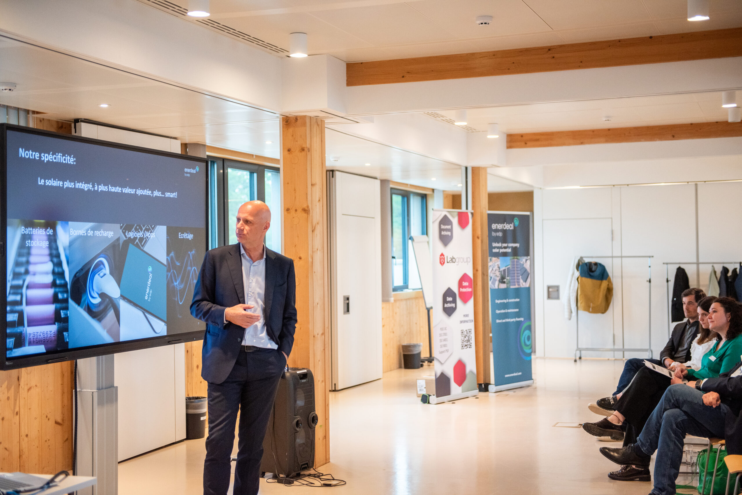 enerdeal-installe-des-solutions-solaires-industrielles-en-wallonie-1-scaled Enerdeal (EDP) installe des solutions solaires industrielles innovantes en Wallonie, alliant sidérurgie traditionnelle et revitalisation de friches